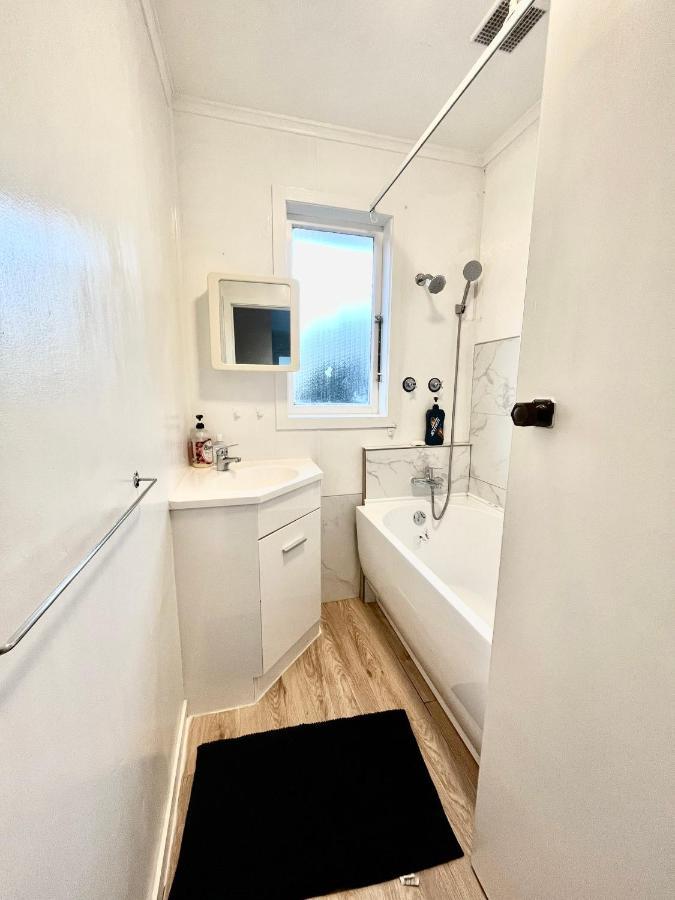 Entire House In Mt Wellington, Central Оукланд Екстериор снимка